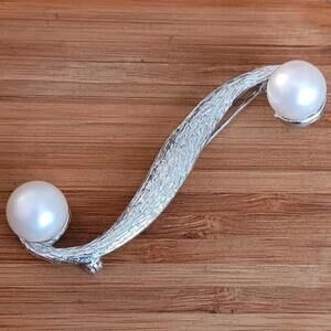 Vtg. TARA Fifth Avenue Jewelry Co. Modernist "S" Swirl Brooch, Silver Faux Pearl